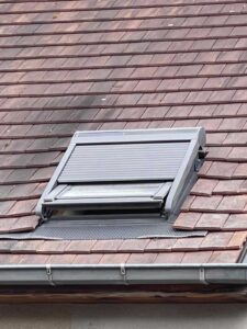 Correct geplaatst dakraam met gootstukken en waterafvoer