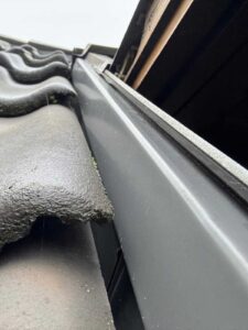 Dakpannen op juiste afstand naast dakraam