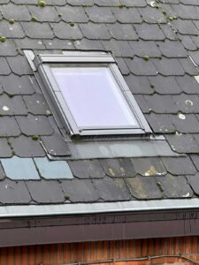 Dakraam installatie met correcte aansluiting op dakpannen